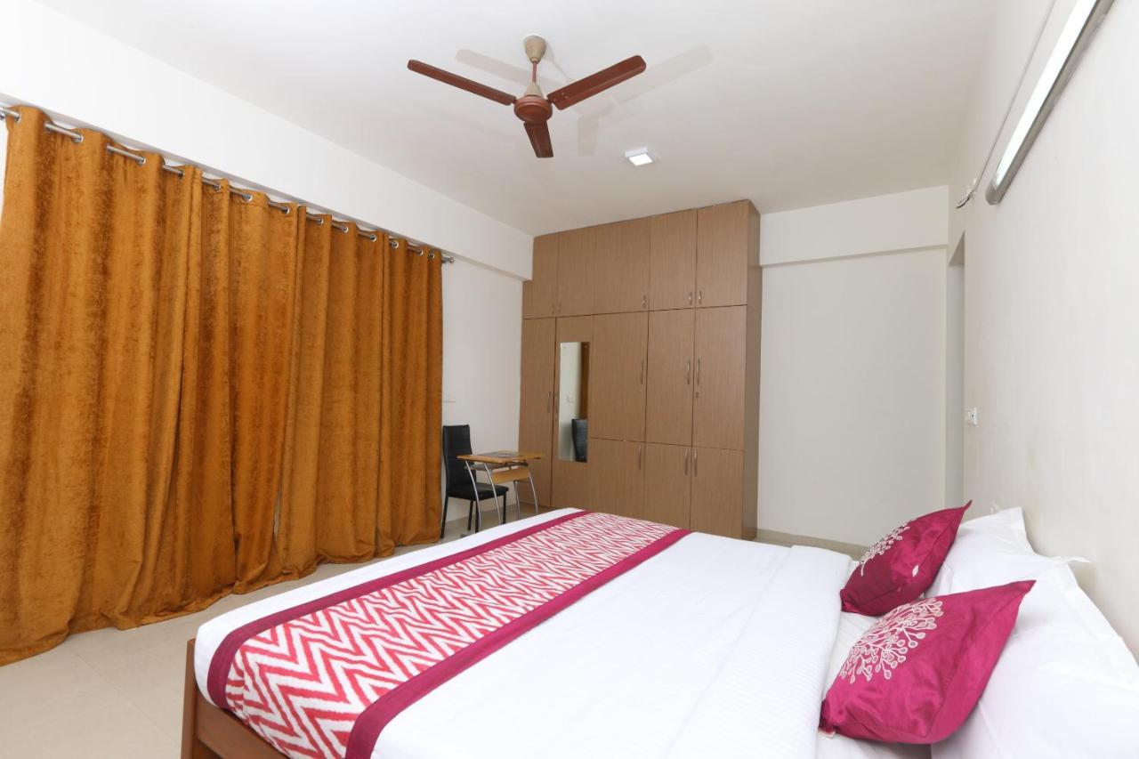 Oyo 6954 The Lawns Oragadam Hotel Ngoại thất bức ảnh