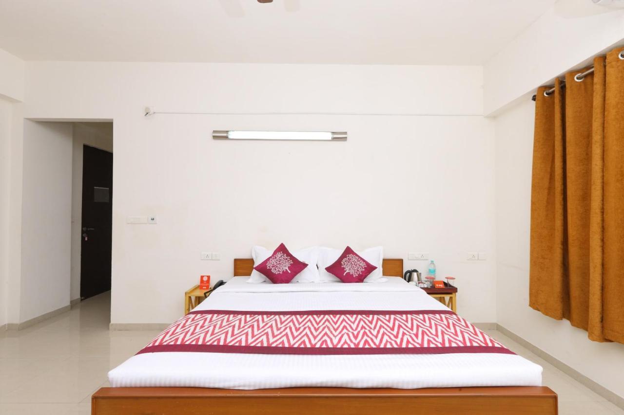 Oyo 6954 The Lawns Oragadam Hotel Ngoại thất bức ảnh