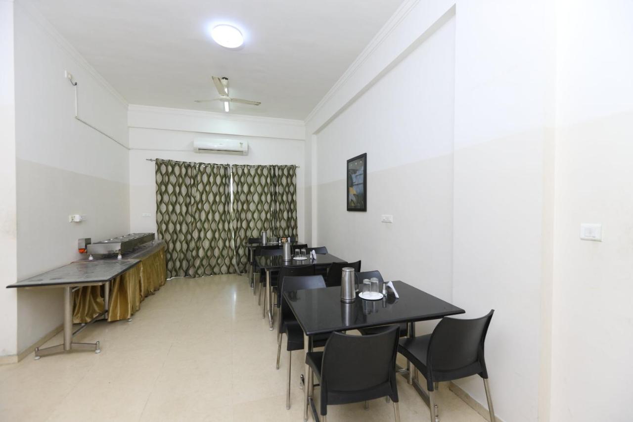 Oyo 6954 The Lawns Oragadam Hotel Ngoại thất bức ảnh