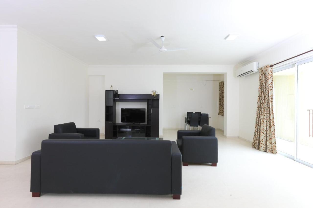 Oyo 6954 The Lawns Oragadam Hotel Ngoại thất bức ảnh