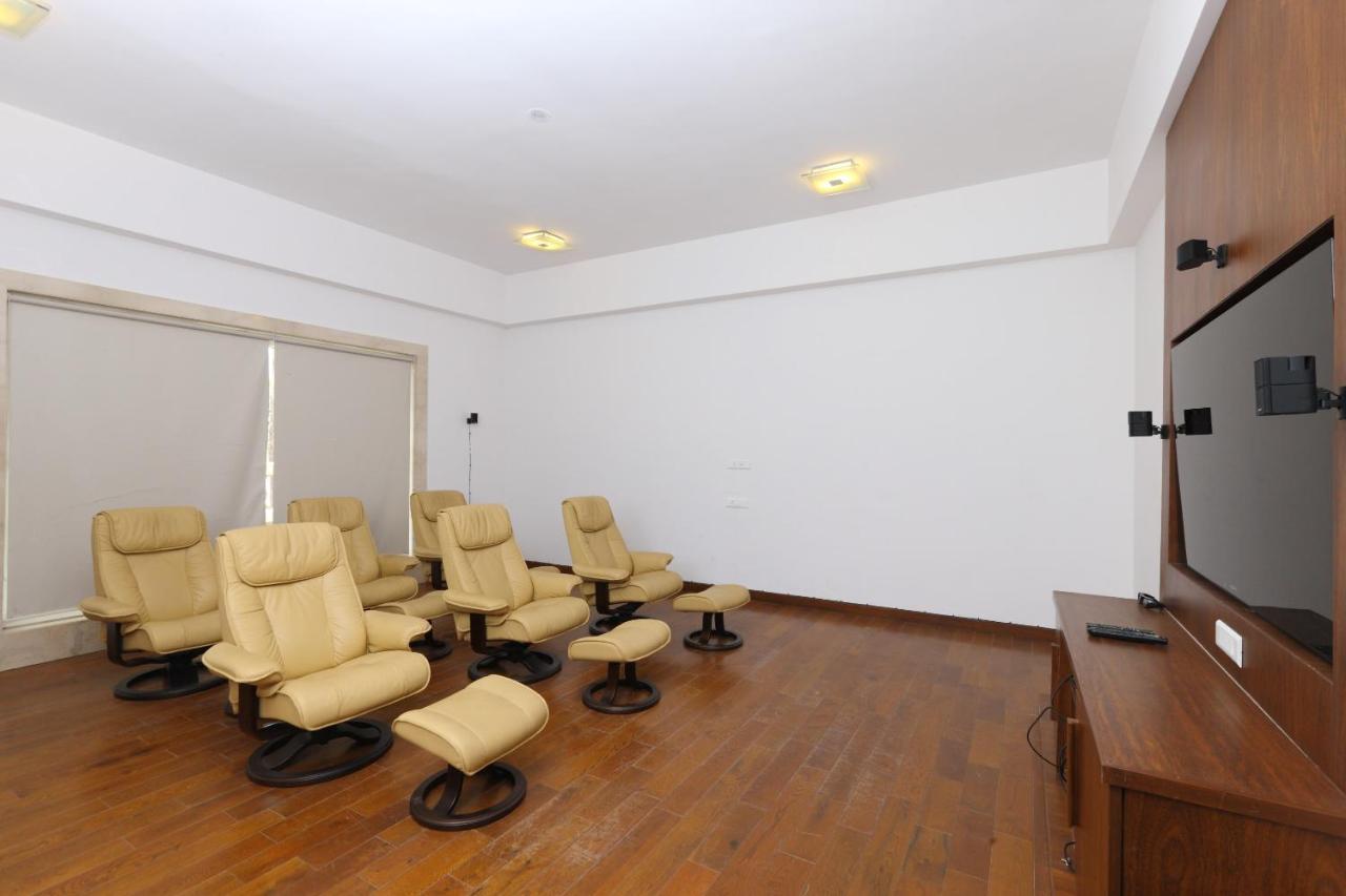 Oyo 6954 The Lawns Oragadam Hotel Ngoại thất bức ảnh