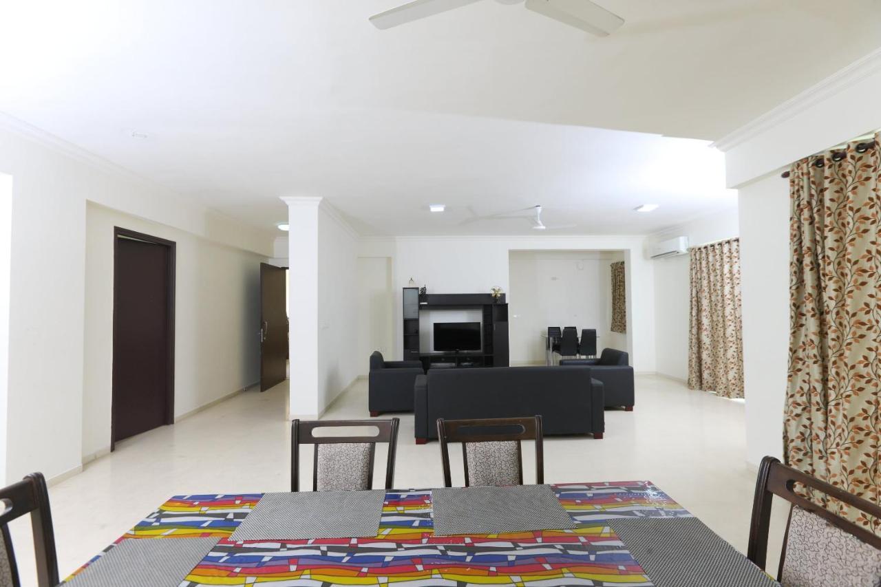 Oyo 6954 The Lawns Oragadam Hotel Ngoại thất bức ảnh