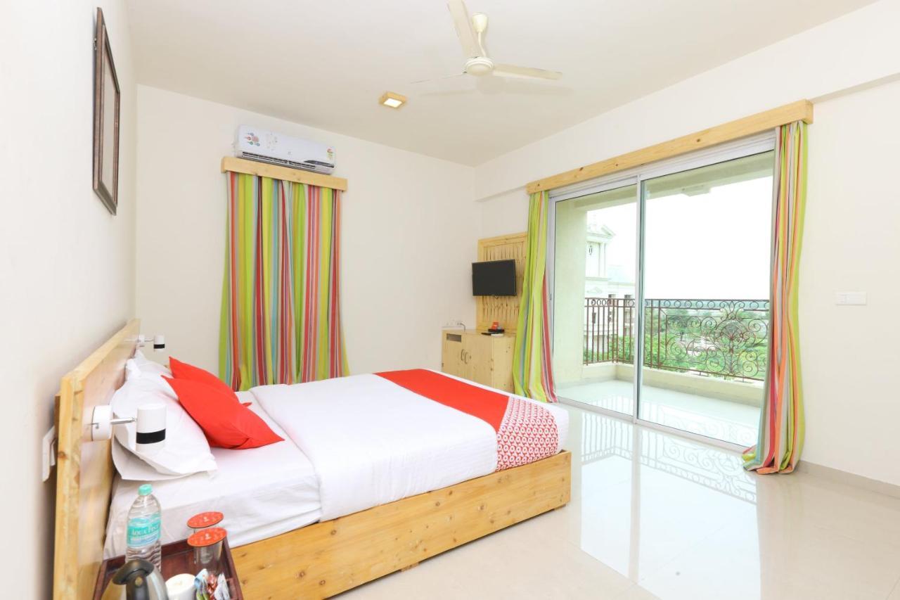Oyo 6954 The Lawns Oragadam Hotel Ngoại thất bức ảnh