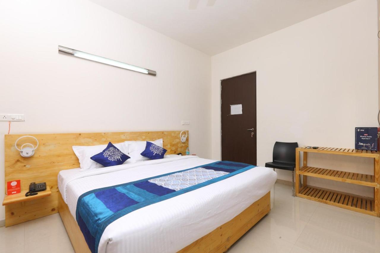 Oyo 6954 The Lawns Oragadam Hotel Ngoại thất bức ảnh