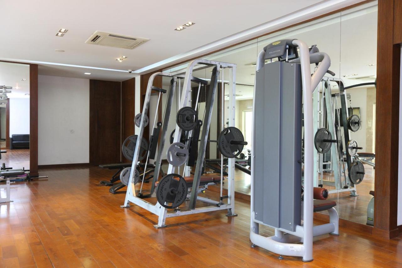 Oyo 6954 The Lawns Oragadam Hotel Ngoại thất bức ảnh