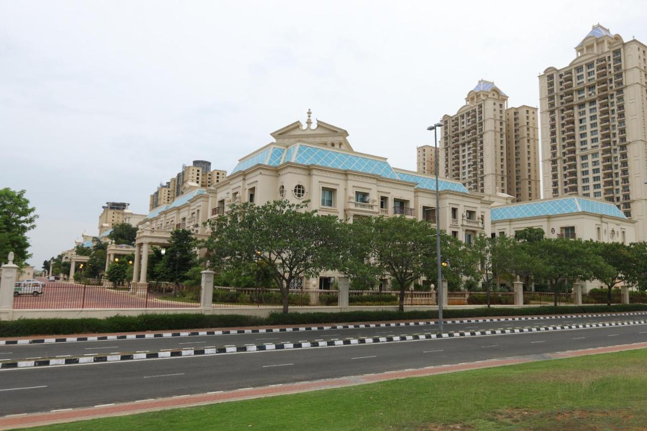 Oyo 6954 The Lawns Oragadam Hotel Ngoại thất bức ảnh