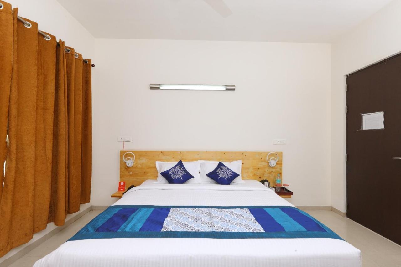 Oyo 6954 The Lawns Oragadam Hotel Ngoại thất bức ảnh